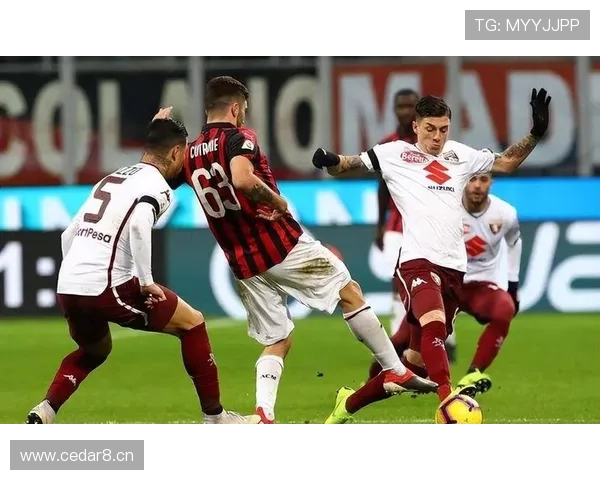 AC米兰中场与边路脱节,控制力不足问题逐步反映在比赛表现中 AC米兰中场与边路脱节,控制力不足问题逐步反映在比赛表现中