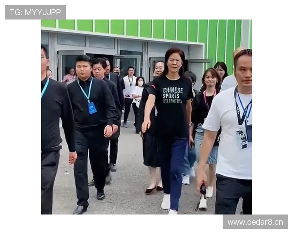 郎平拎的外套比我三个月工资还贵，看到那张照片瞬间说不出话了