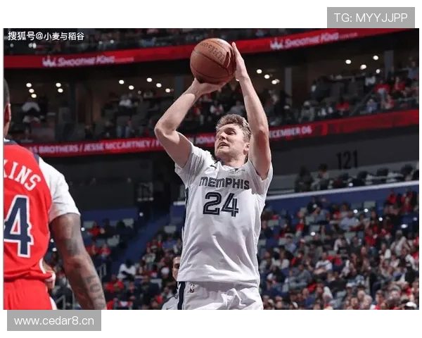 诺维茨基凭借高效挡拆打开空间，提升球队关键时刻得分能力